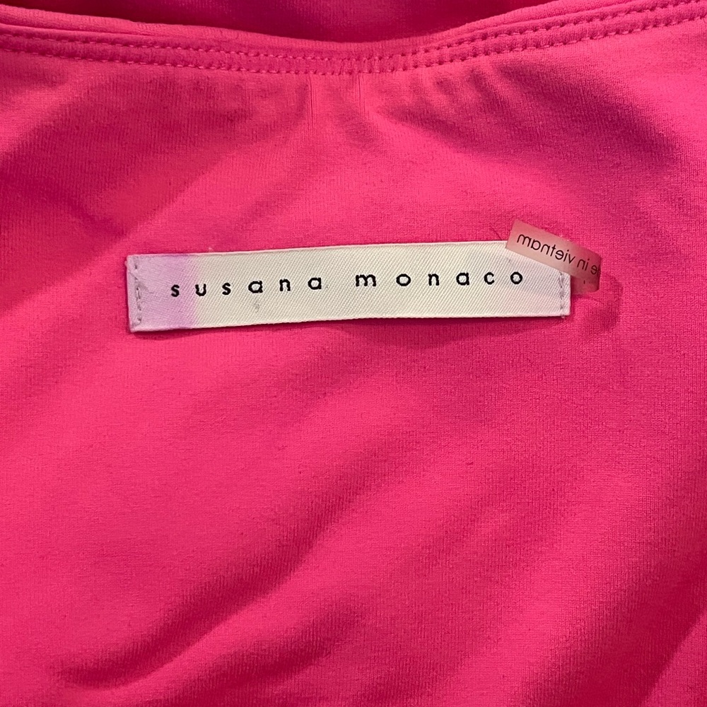 𝐒𝐔𝐒𝐀𝐍𝐀 𝐌𝐎𝐍𝐀𝐂𝐎 Neon Pink Strapless Crop Top - Picture 3 of 4